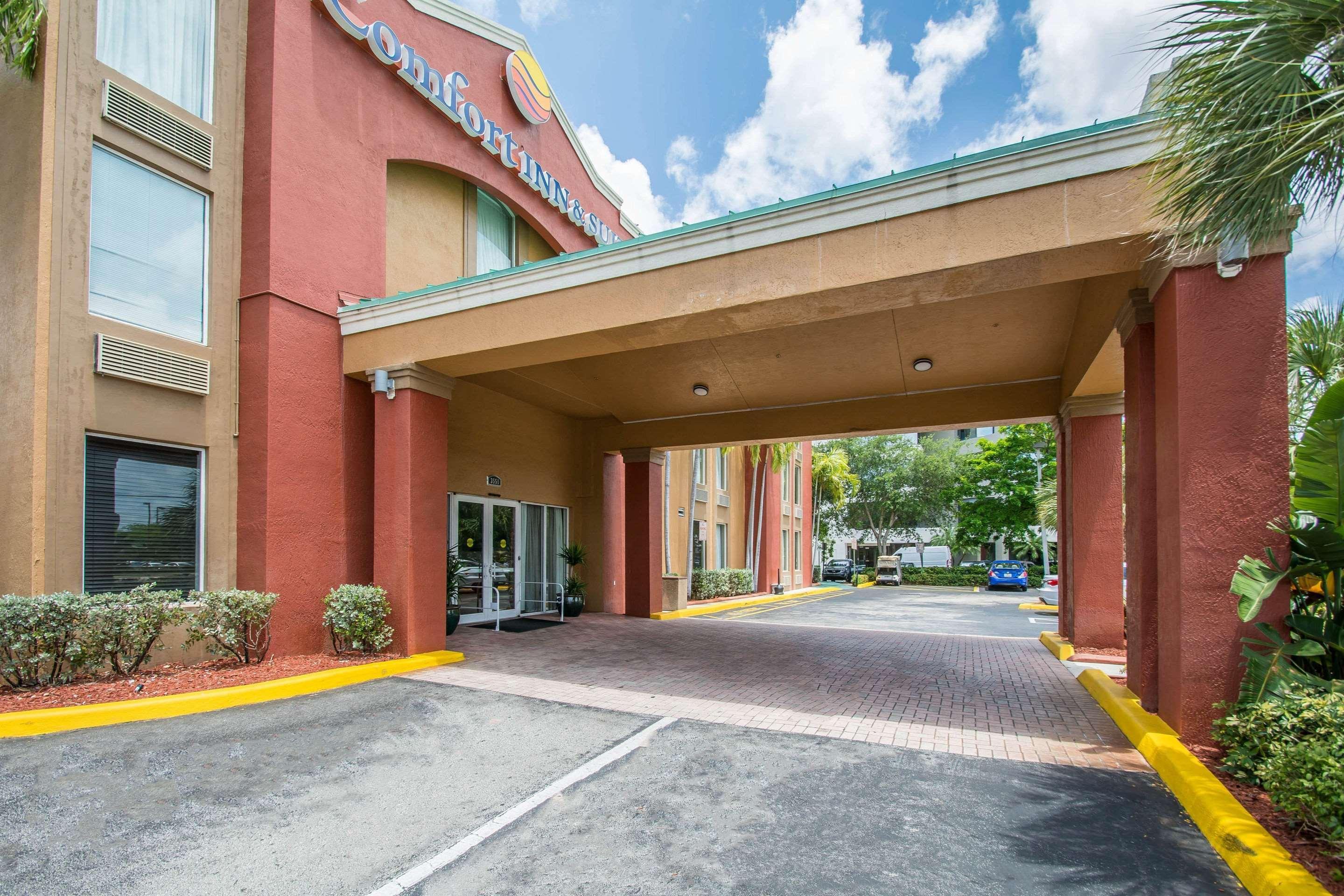 Comfort Inn & Suites Fort Lauderdale West Turnpike Lauderdale Lakes Exterior foto